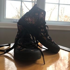 Cute flower converse ! 🌸